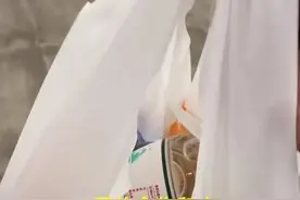 广东：流浪女为情所困街边乞讨，不要钱只要食物，“五官很精致”图片