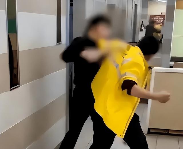 女子夜班遭遇歹徒，不仅不反抗还帮他带安全套：这样对咱俩都好！
