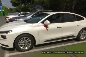 这个品牌的车主检查一下，前挡玻璃有没有这种现象图片