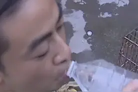 湖南小伙口含清水，往伤口上一喷就能排出各种蛇毒，专家：不可能图片