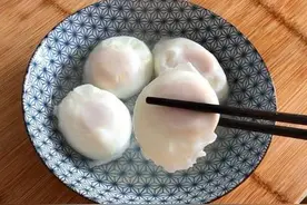 水煮荷包蛋，最忌直接下锅，大厨教你3招，荷包蛋圆润不烂不破皮图片