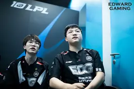 Uzi时隔457天再次登上LPL赛场首局祭出厄斐琉斯，AHn做洗澡动作“挑衅”，Rookie：我的总击杀要被超了图片