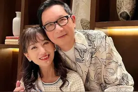 赵雅芝携子回内地，隔离结束后吃豪华大餐，儿子打扮朴素难掩帅气图片