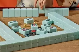 打麻将手上只有一对，到底要不要碰牌？避开这4点赢牌胜率更高图片