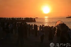 凌晨5点，厦门环岛路沙滩人山人海！最近这件事突然火了图片