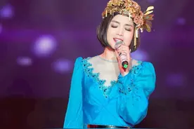 著名歌手白雪：生活的美好靠自己努力，离异后带儿子再遇真爱图片