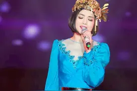 著名歌手白雪：生活的美好靠自己努力，离异后带儿子再遇真爱图片