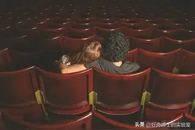 那些在电影院偷偷搞小动作的情侣，究竟是怎么做到的？图片
