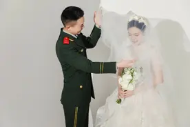 来甜一下！当绿军装邂逅白婚纱图片