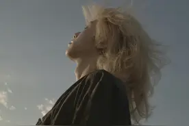华晨宇社媒晒出金发六连拍，搭配墨镜和黑衣，大批女粉丝直呼老公图片