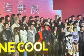 古天乐公司办10周年晚宴！宣萱站老板旁尽显一姐地位，52岁仍貌美图片