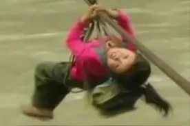 “溜索女孩”为上学，8岁独自飞渡200米怒江，如今的选择让人泪目图片