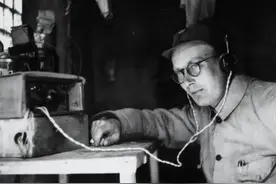 解放前，一交通联络员准备上前对暗号，突然意识到对方平时不抽烟图片