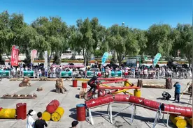 内蒙古阿鲁科尔沁旗自行车障碍攀爬赛开赛图片