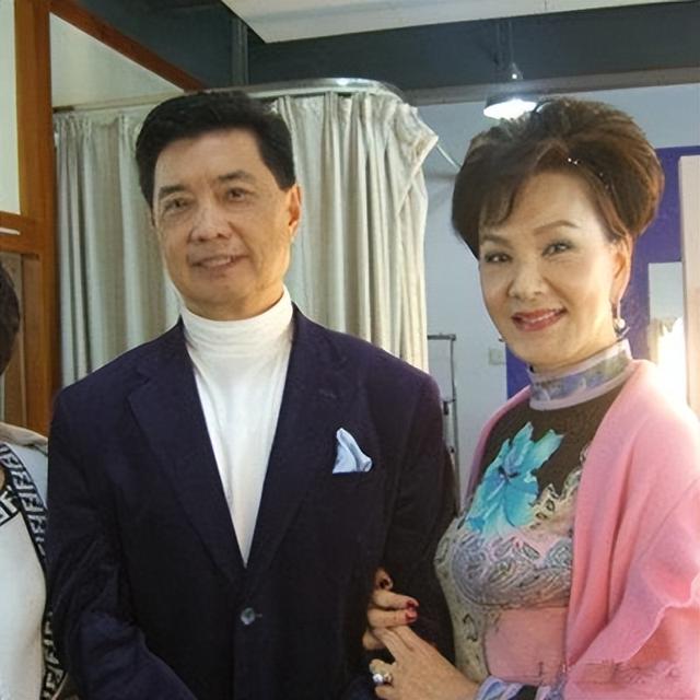 夏台凤保养得非常好,和老公站在一起看着就像是同龄人.