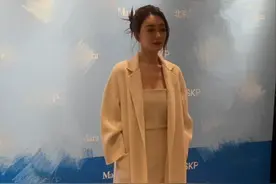 46岁李小冉活动生图曝光，获赞又白又美，瘦出排骨胸事业线仍抢镜图片