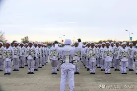 震撼！解放军“雪地迷彩”战术套装亮相，宛如翩翩起舞的精灵图片