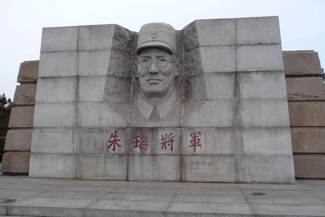 抗日时期这两人在山东矛盾重重,一道调令,成就了一对传奇将帅