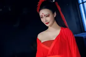戏不够，擦边来凑！3大败笔下，王李丹妮救了整部电影的票房图片