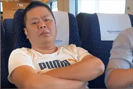 男子高铁上光脚霸座后续！正脸照曝光，女方发声，公安介入调查图片