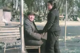 [永远的思念]毛主席和李讷的合影，他拉着女儿的手，眼神中充满父爱图片