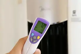 判断空调需不需要加氟，看细管阀门是否结霜即可，不需请人检查图片