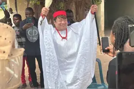 能娶好几个老婆？中国小伙获封非洲酋长！子民5000户，土地15万亩图片