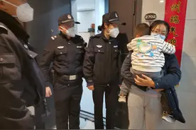 幼童反锁家中 民警及时救援图片