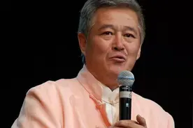 赵本山前妻在他家徒四壁的时候选择嫁给他，而他成名就和前妻离婚图片