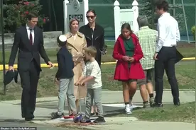 伊万卡到婆家过节，罕见和超模妯娌小KK聊天，1米8的优势瞬间消失图片