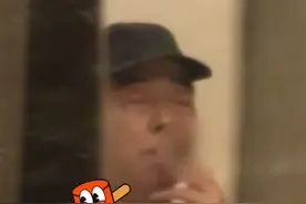 陈凯歌全家聚餐被拍，在室内抽烟一脸享受，陈飞宇倒酒提包像佣人图片