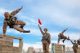 新疆军区是唯一同时实行师、旅、团“混编”的陆军单位，职责重大图片