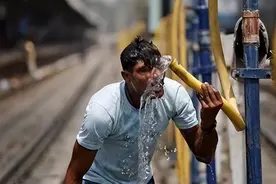 印度迎来122年最高温，频繁断电风扇无法使用，民众靠捂冰块降温图片