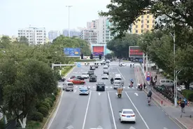 新旧交通标线重叠如“五线谱” 司机蒙查查看花眼图片