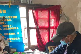 一个八旬老人和他年迈的动物园图片