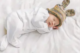 宝宝为什么总是哼哼唧唧、扭来扭去睡不踏实？图片