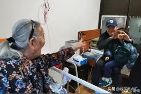 吴京回老家好幼稚，对着奶奶吐舌头，吴所谓表演打拳图片