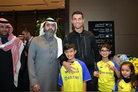 来了！C罗在沙特搂着小球迷合影，微笑挥手，乔治娜抱孩子图片