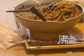 老人要钱被请吃面却剩大半 姑娘被指责或认为被骗？你怎么看呢？图片