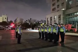 郑州交警对四环沿线高架桥快速路区域开展交通秩序专项整治行动图片