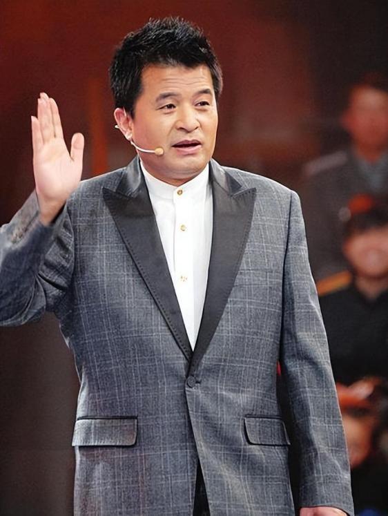 毕福剑现身网红聚会，跷二郎腿叼烟没人理，网友：太把自己当回事