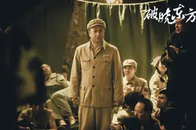 《破晓东方》张嘉益演陈毅被吐槽，贺刚演陈云却被高度夸赞！图片