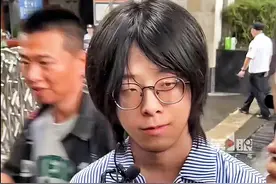 高考7大名场面：监考员走错考点，海南卷重大失误，女警排队击掌图片