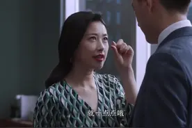 同样是出演靳东的秘书，黄家婧与朱珠演技一目了然，相似度极高图片