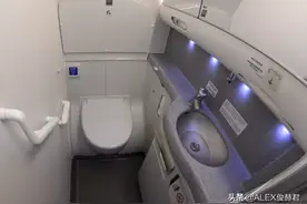 军用飞机上的厕所长啥样？排泄物“追求自由”，想想就崩溃图片