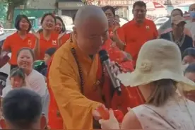 63岁唐僧徐少华街头嗨唱，场地简陋发福明显，给异性送红包遭围观图片