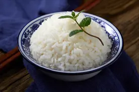 煮米饭，只用清水难怪不好吃，多放2样，香软不发黏，粒粒分明图片
