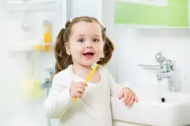 辟谣，孩子刷牙的牙膏不含氟更健康？错！氟可以保护宝宝牙齿图片