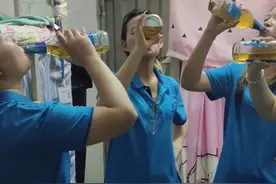 广东，几名女子宿舍内喝酒解压，网友心疼：女人的半边天，太难了图片