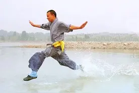 男子在钱塘江水面行走引轰动，轻功“水上漂”，真能实现？图片